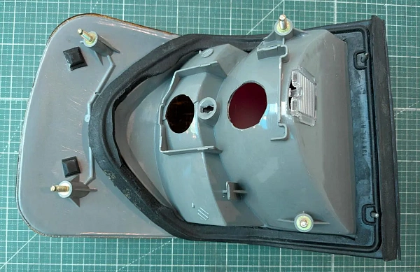 Фонарь задний правый для Audi 100/45. Красно-желтый. Китай. Фонарь задний правый для Audi 100/45. Красно-желтый. Китай.
